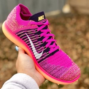NEW Nike Women RN Flyknit Shoes
